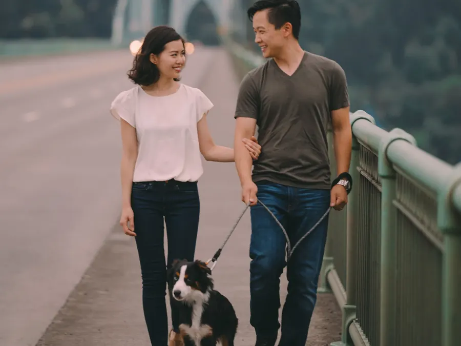Imagen referencial: pareja paseando a su perro por un puente