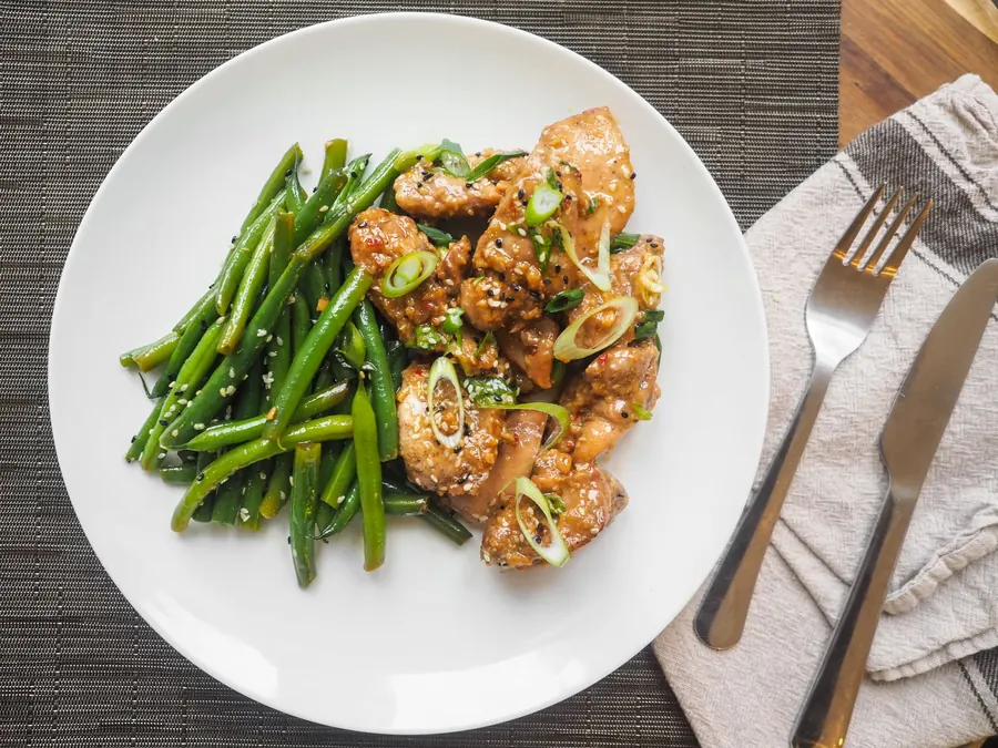 Plato chico de pollo salteado con porotos verdes