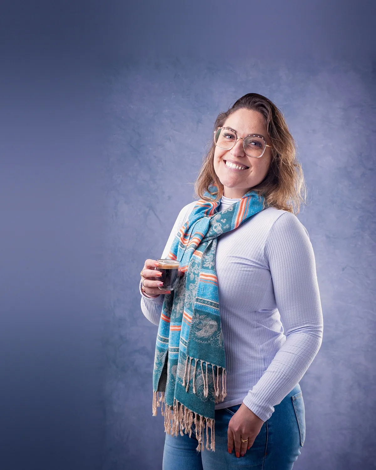 Imagen referencial: mujer sonriendo con una taza en la mano